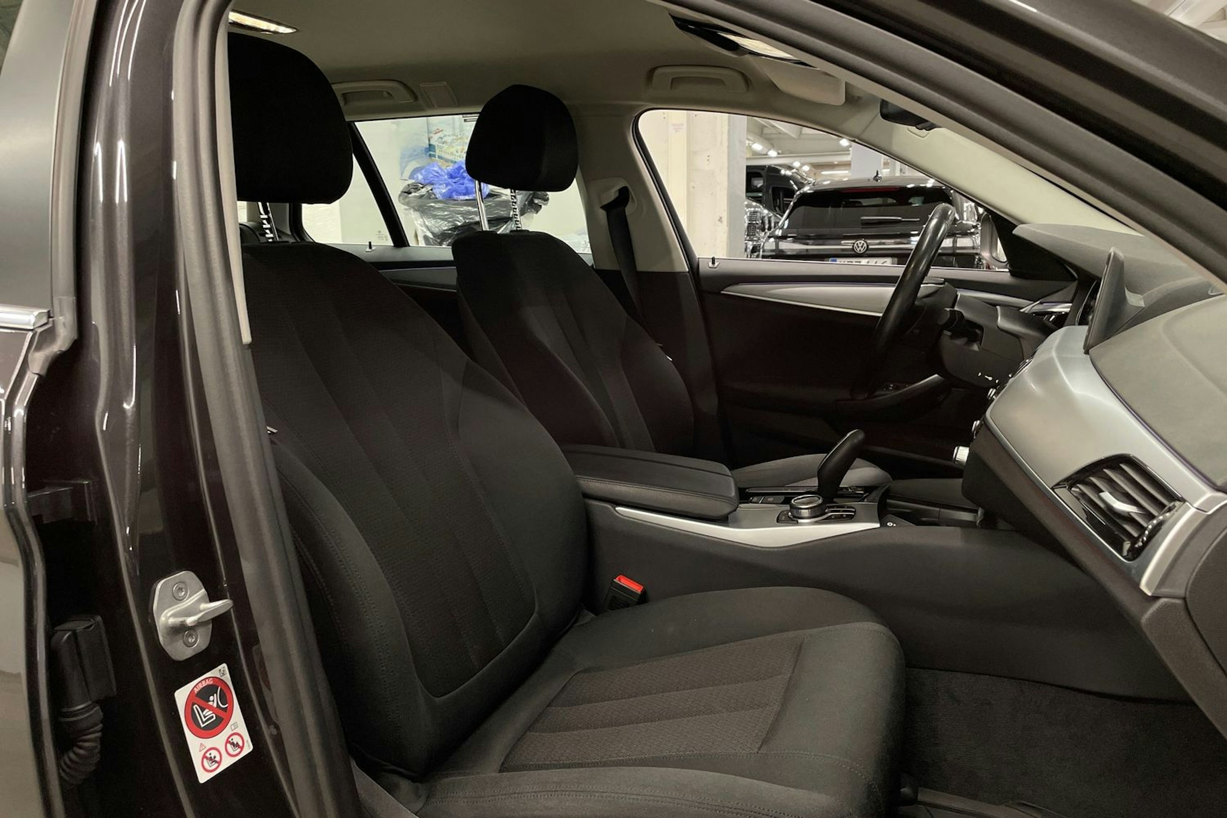 Harmaa BMW 530 2018 kuva 30.
