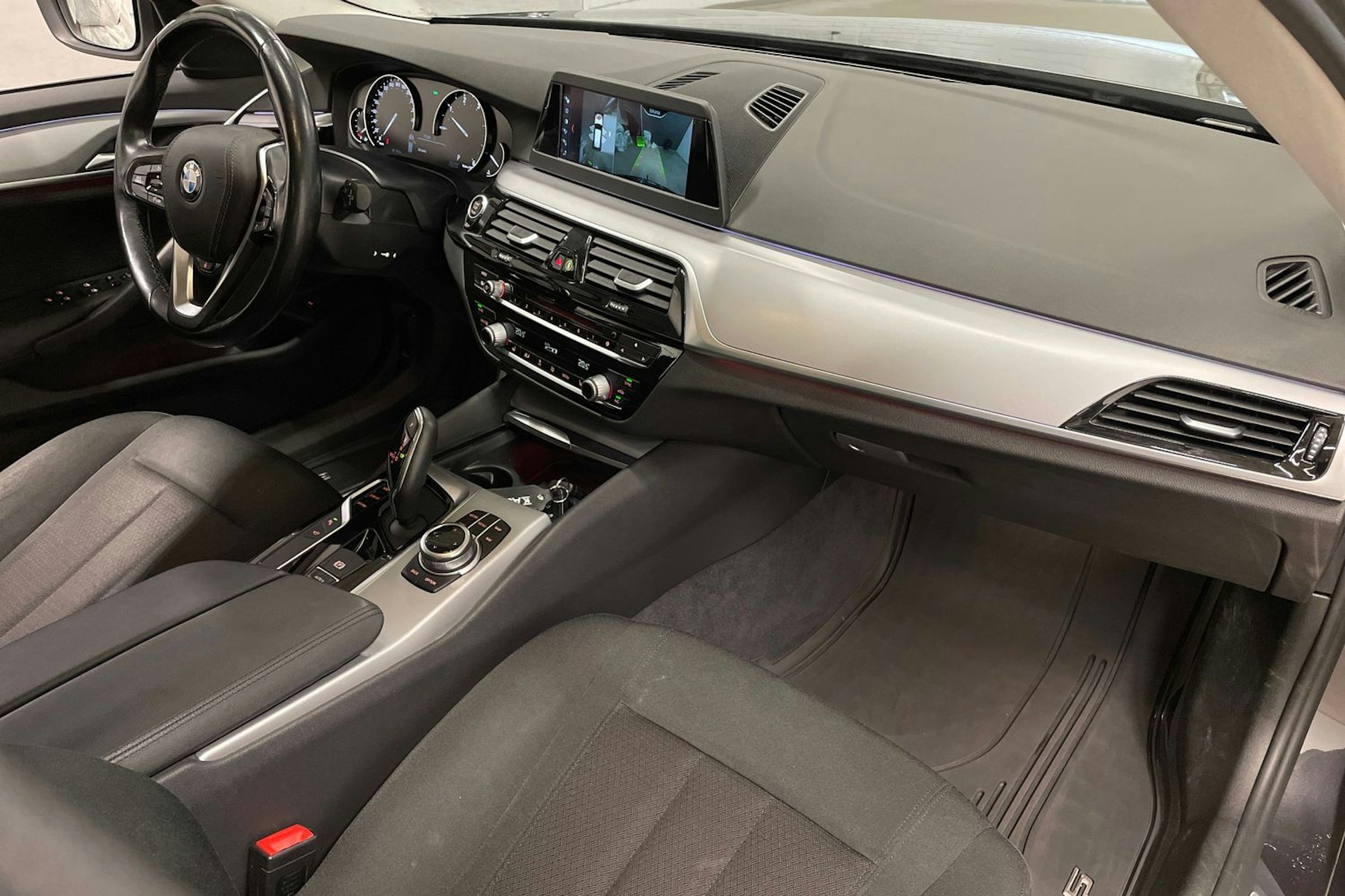 Harmaa BMW 530 2018 kuva 31.