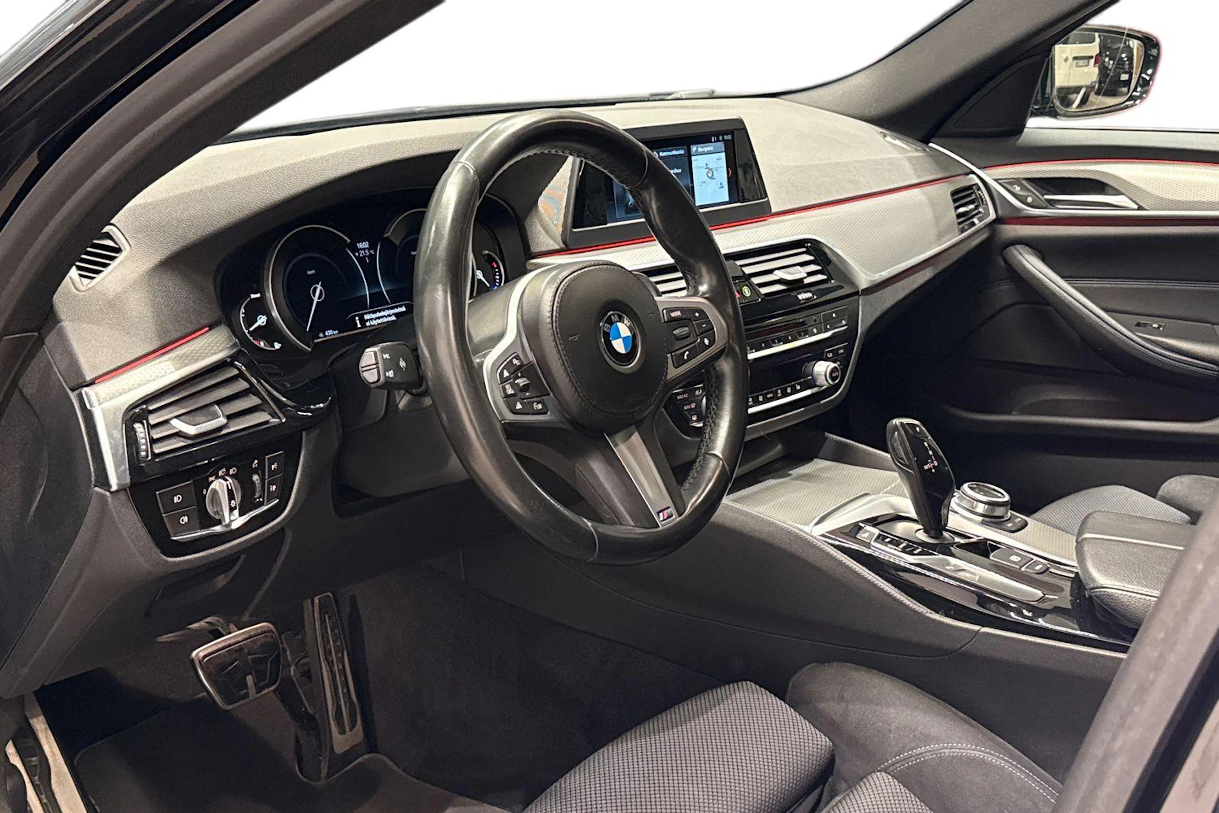 Musta BMW 530 2017 kuva 6.