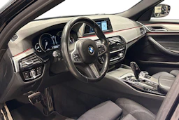 Musta BMW 530 2017 kuva 6.