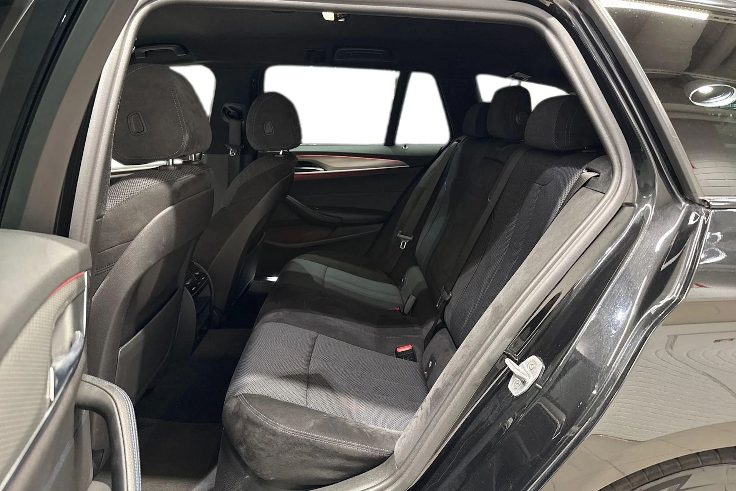 Musta BMW 530 2017 kuva 8.