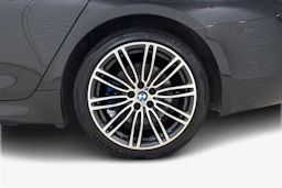 Musta BMW 530 2017 kuva 9.