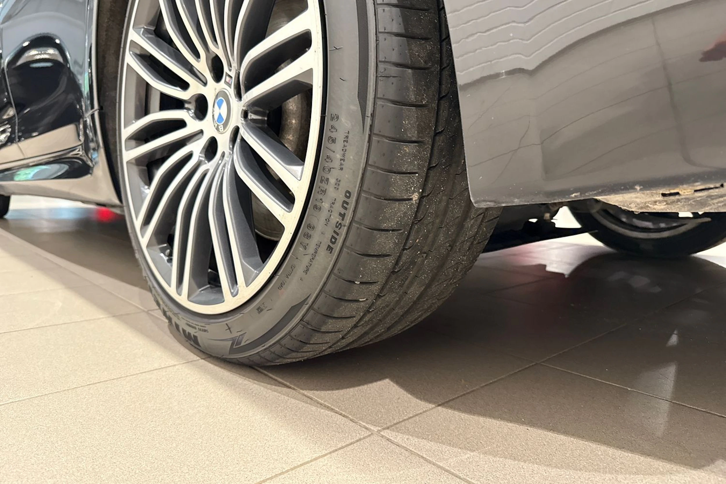Musta BMW 530 2017 kuva 10.
