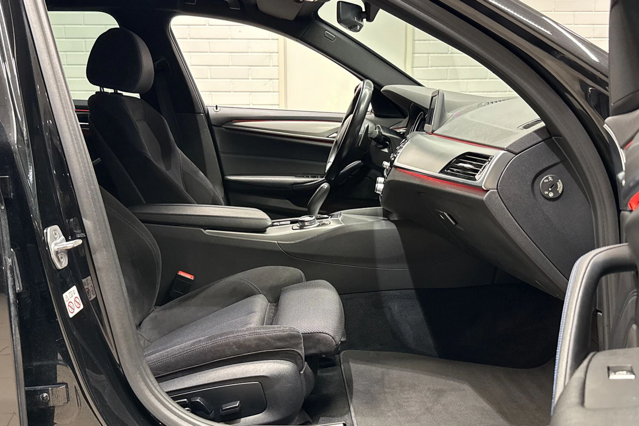 Musta BMW 530 2017 kuva 11.