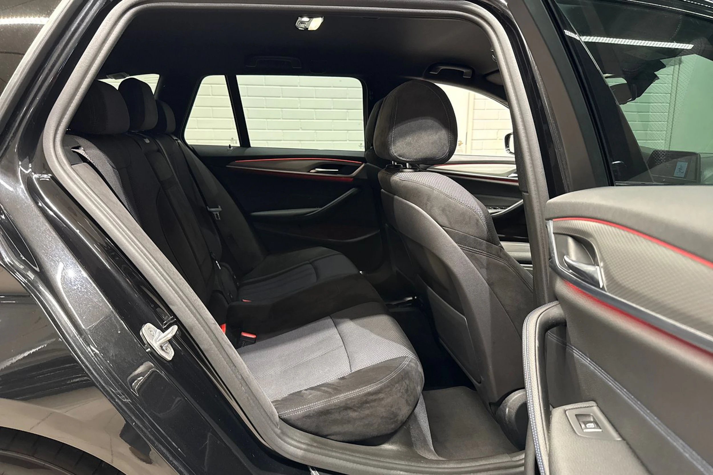 Musta BMW 530 2017 kuva 12.