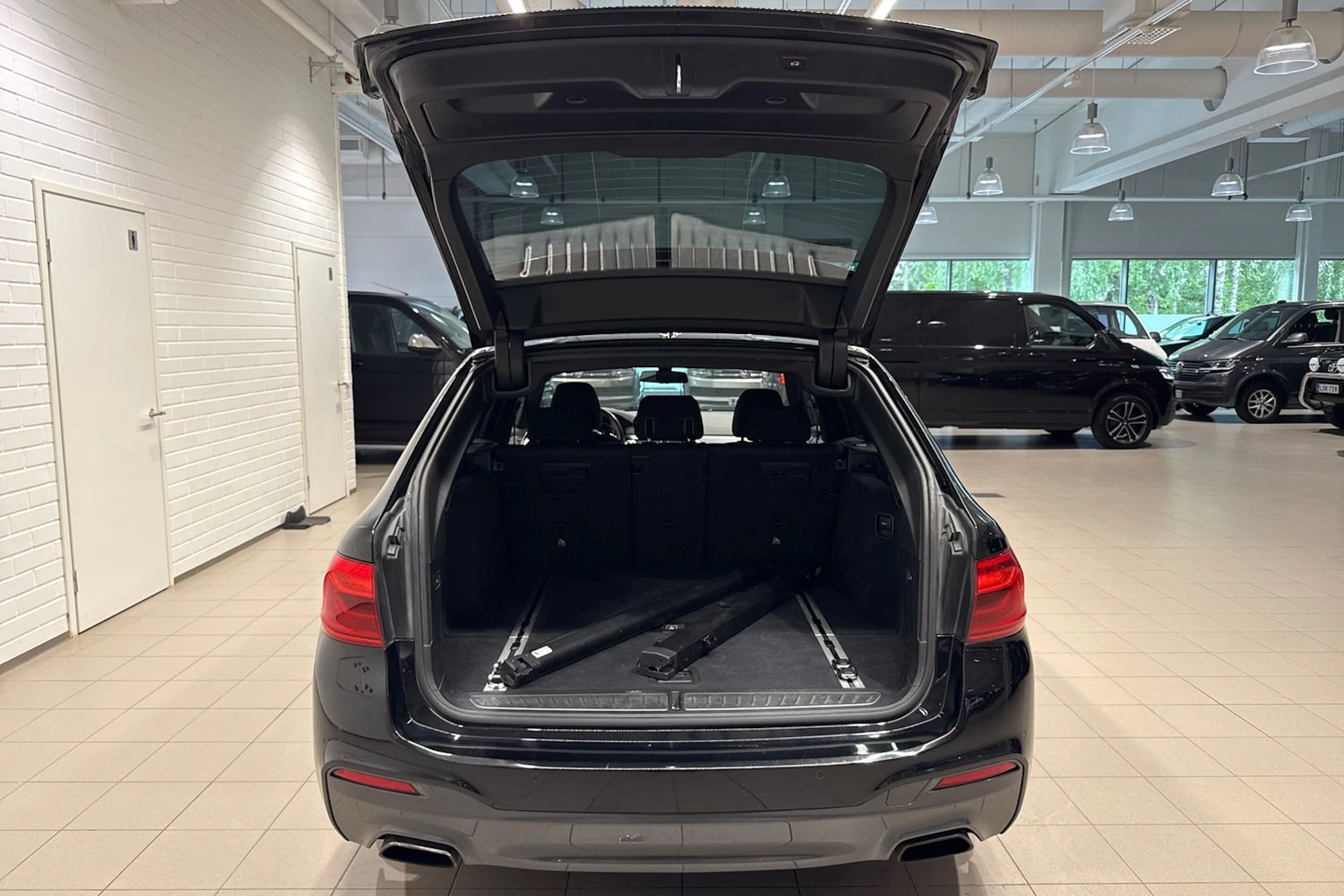 Musta BMW 530 2017 kuva 13.