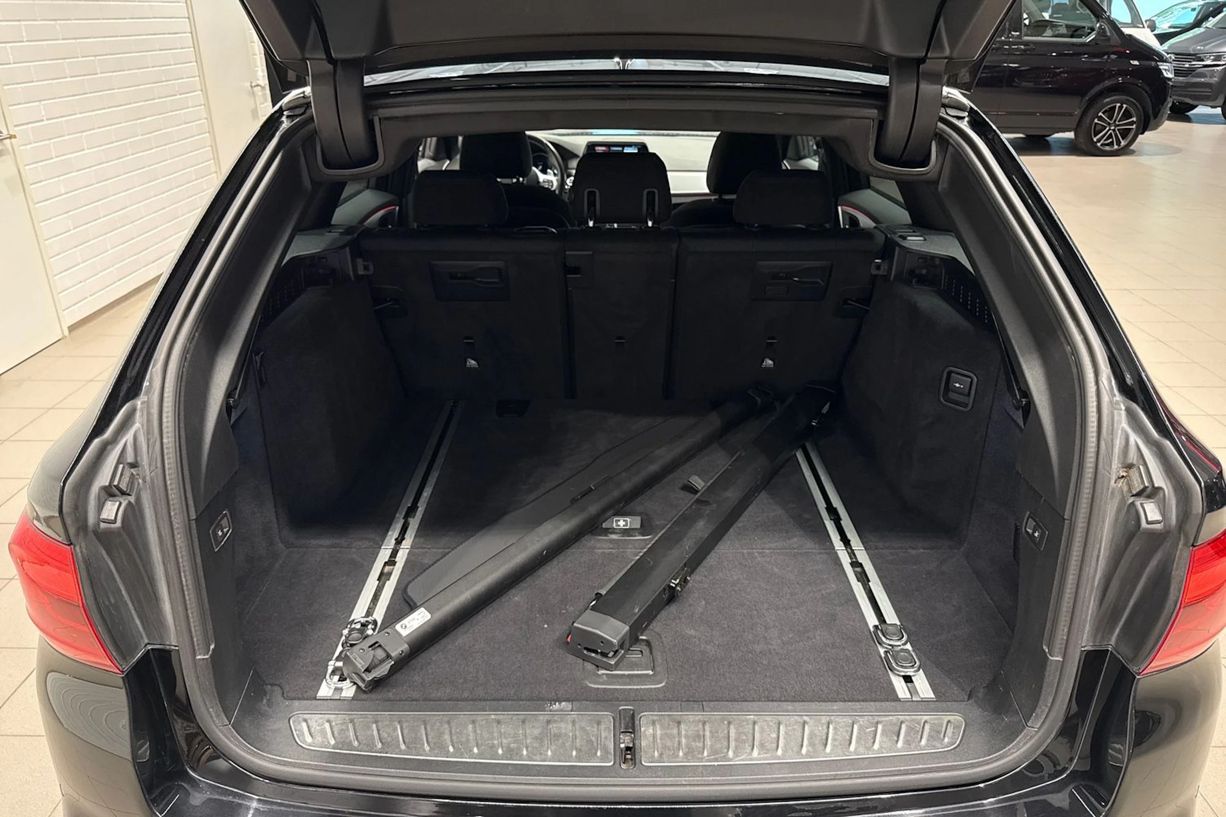 Musta BMW 530 2017 kuva 14.