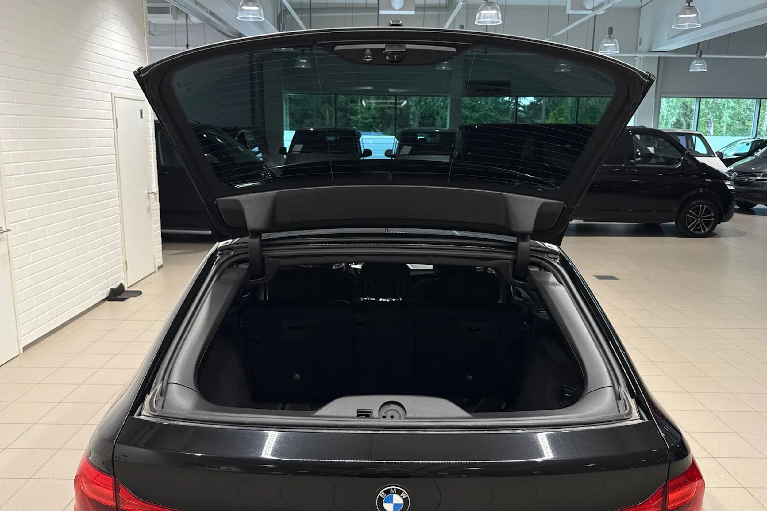 Musta BMW 530 2017 kuva 16.