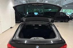 Musta BMW 530 2017 kuva 16.