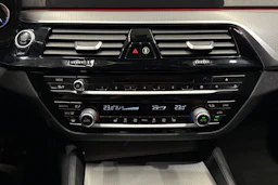 Musta BMW 530 2017 kuva 24.