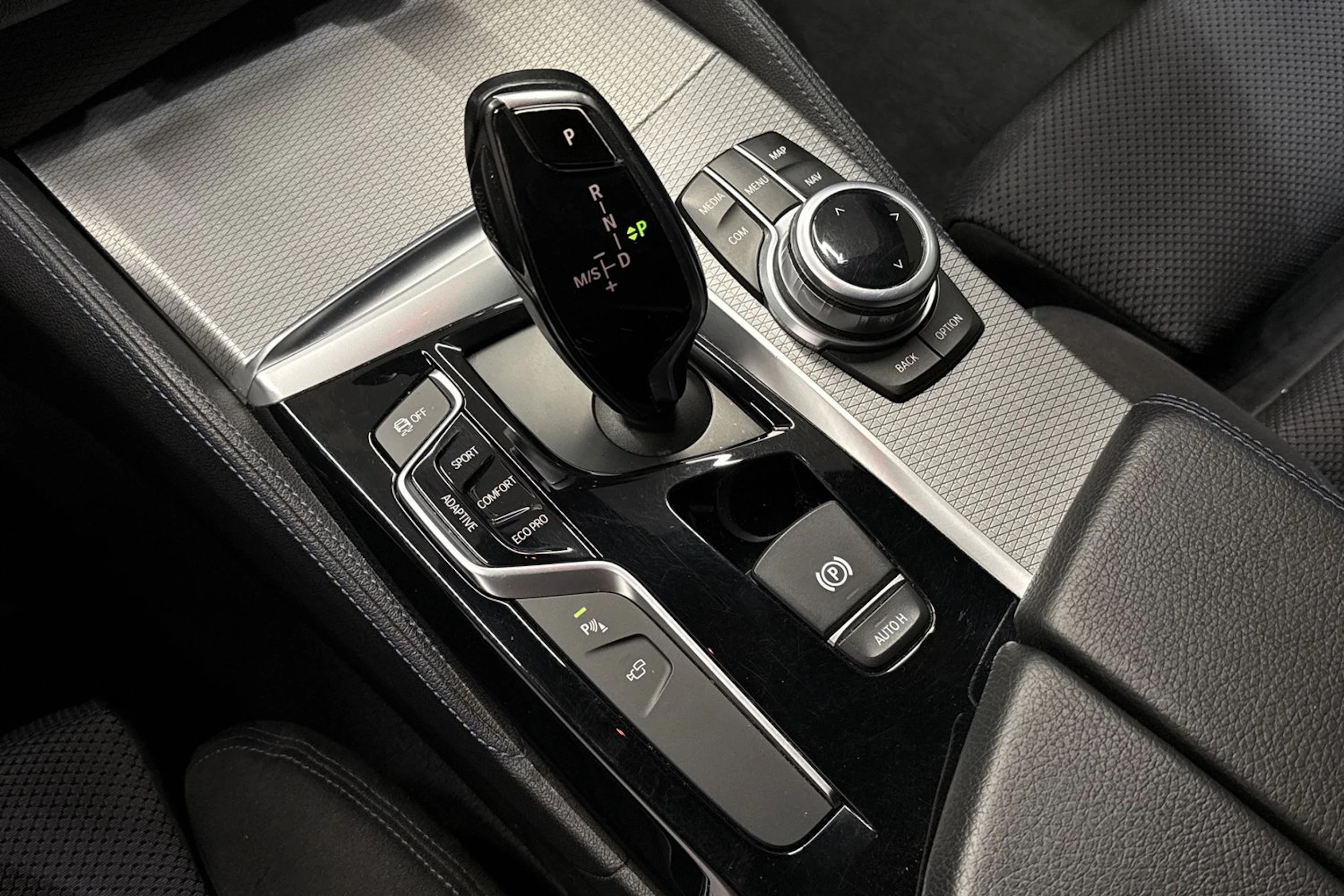 Musta BMW 530 2017 kuva 28.
