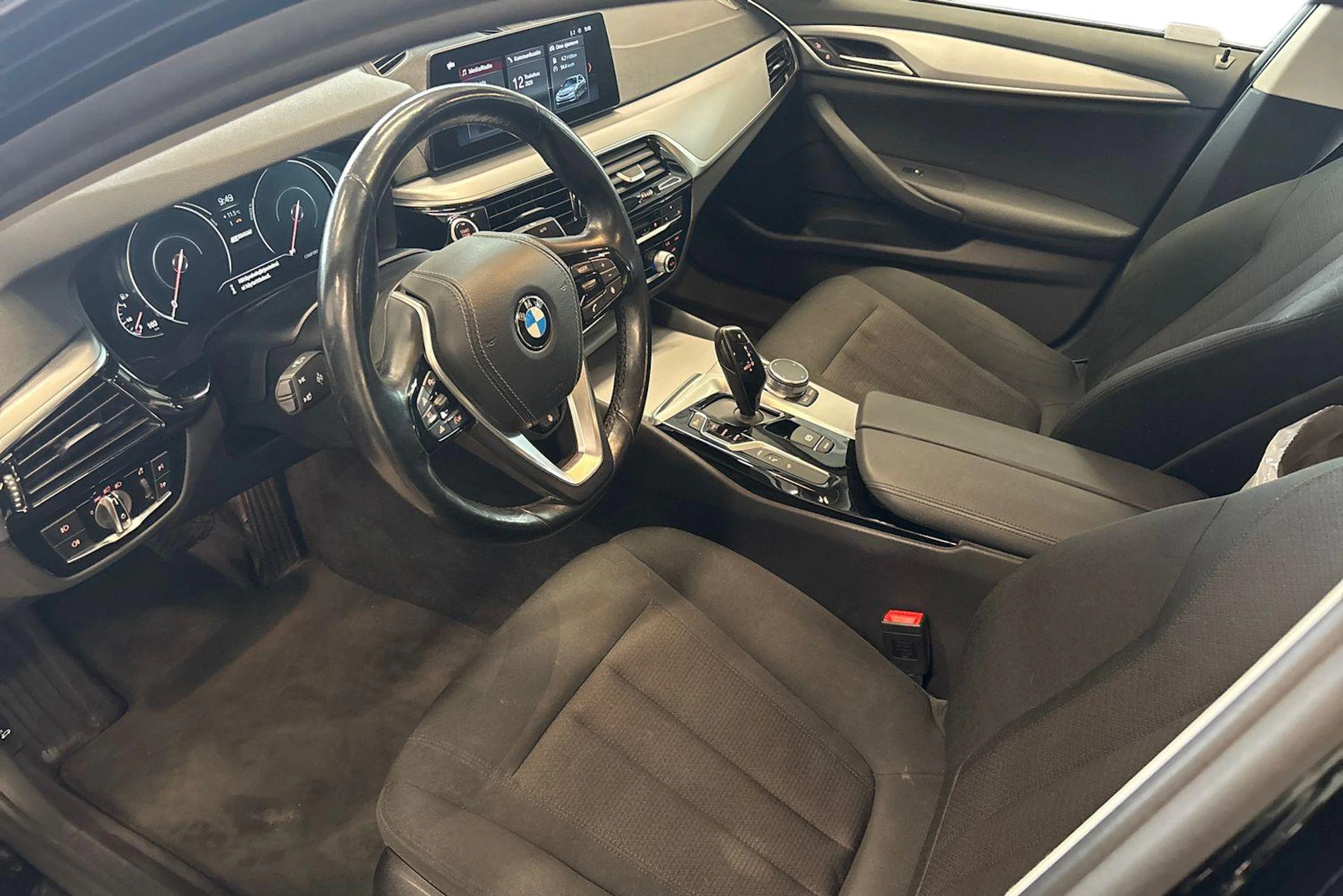 musta BMW 530 2017 kuva 8.