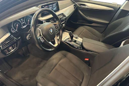 musta BMW 530 2017 kuva 8.