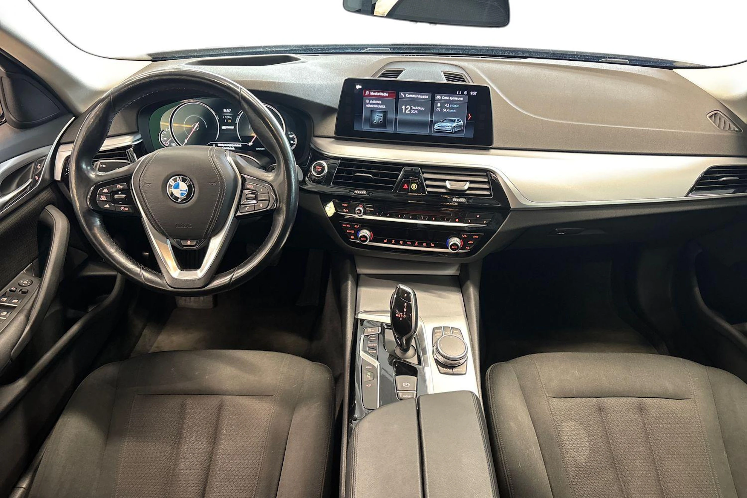musta BMW 530 2017 kuva 9.