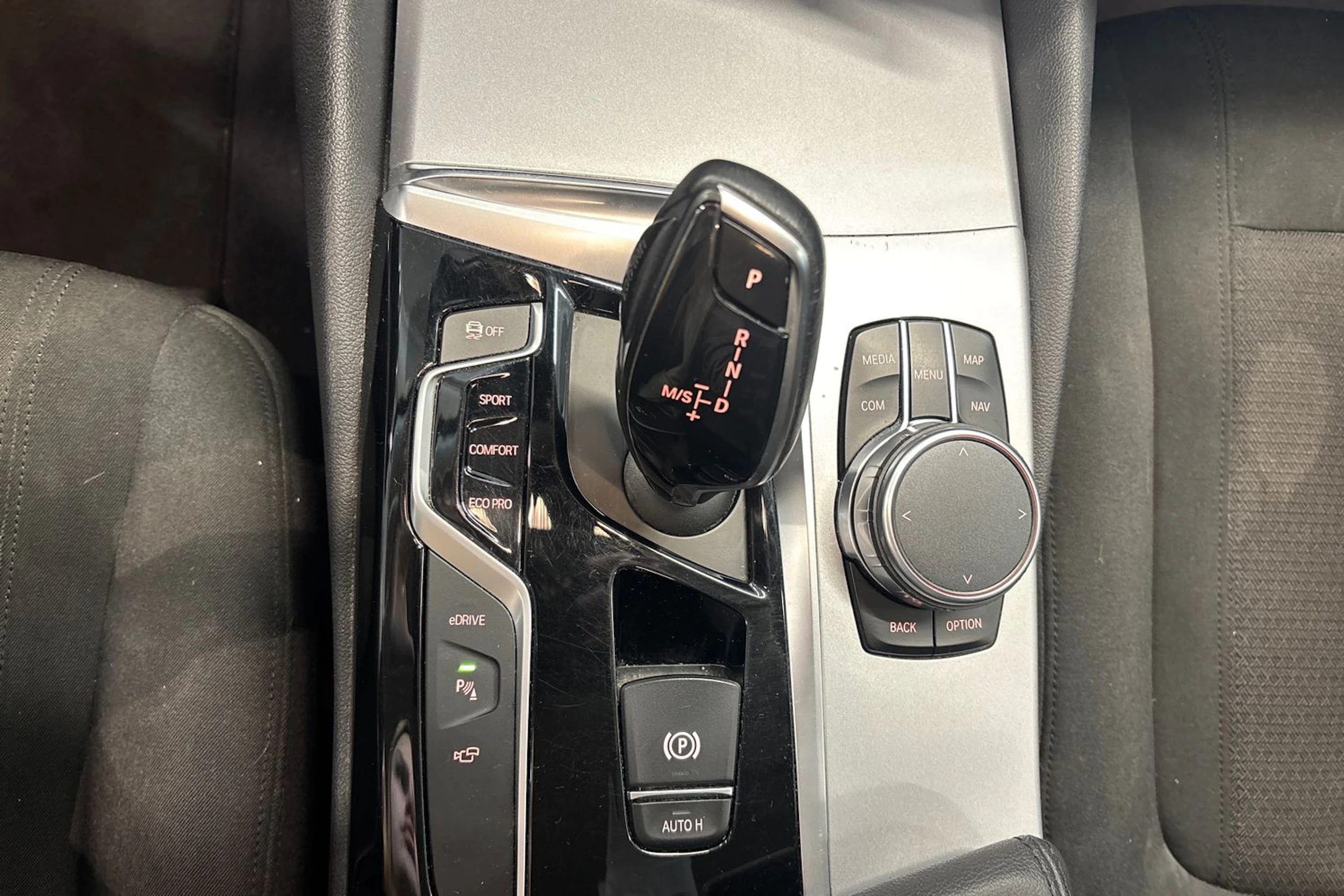 musta BMW 530 2017 kuva 31.