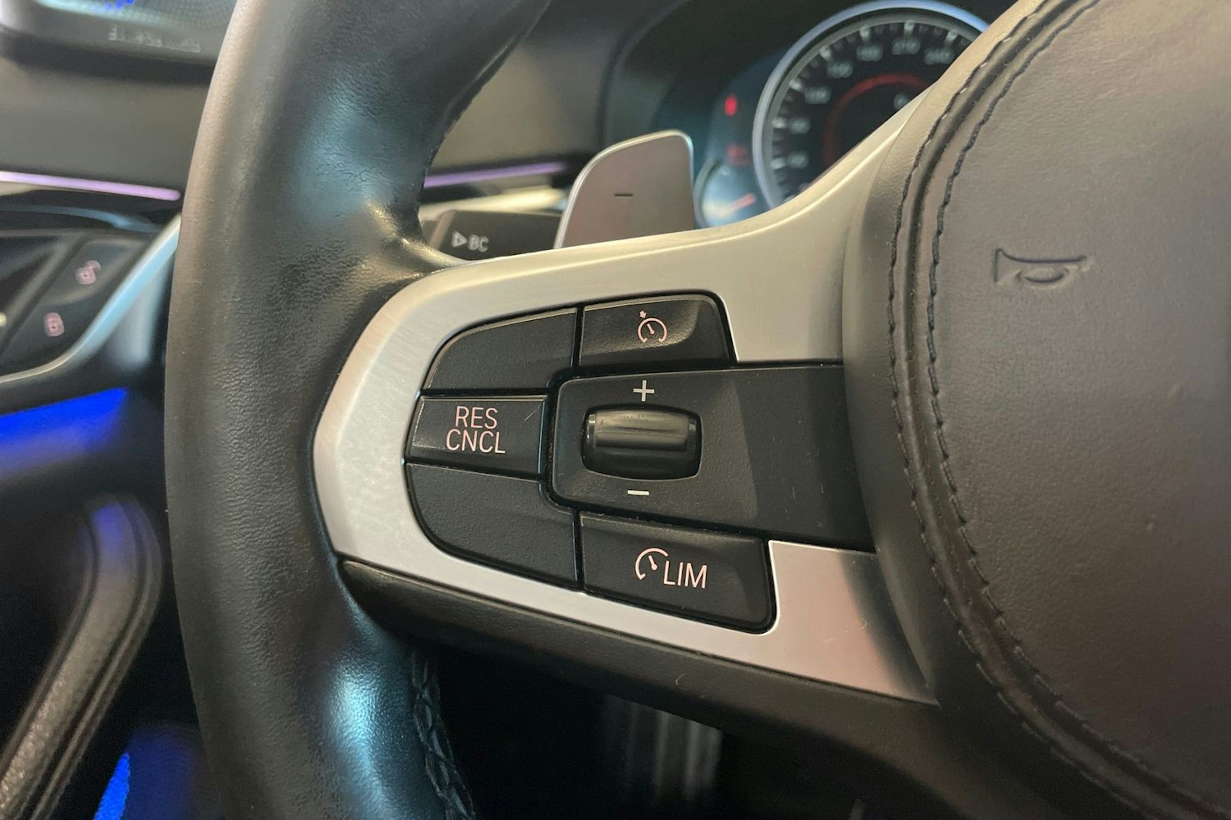 Sininen BMW 530 2017 kuva 16.