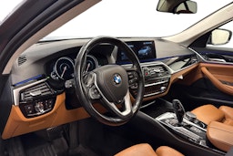 Harmaa BMW 530 2017 kuva 7.