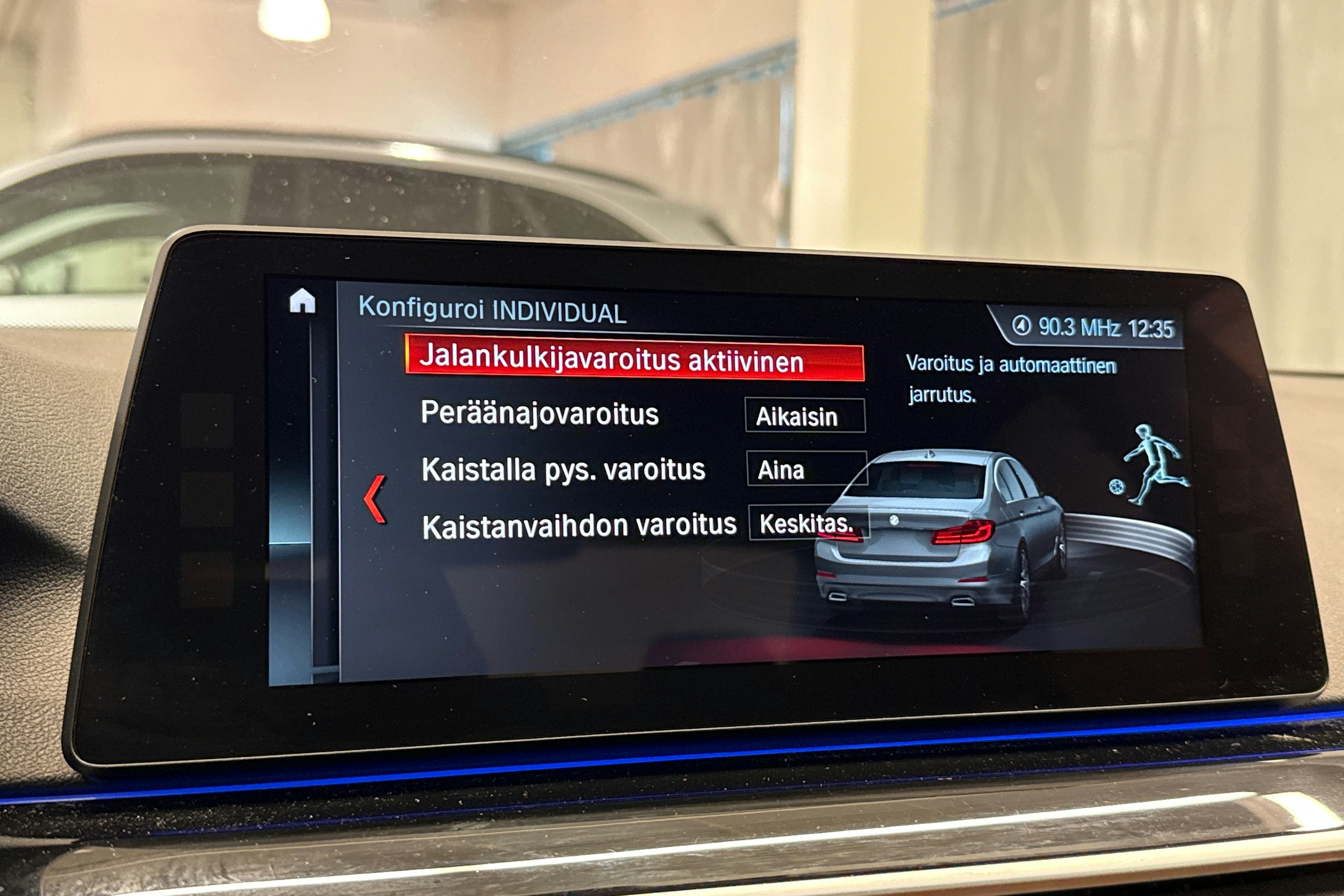 Harmaa BMW 530 2017 kuva 18.