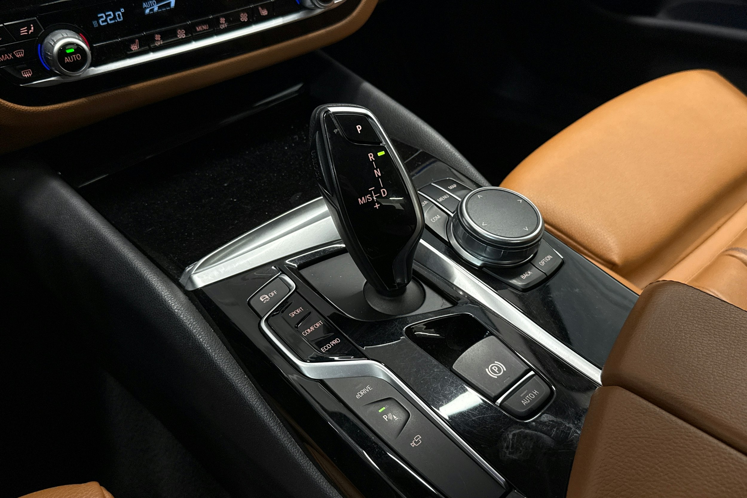 Harmaa BMW 530 2017 kuva 23.