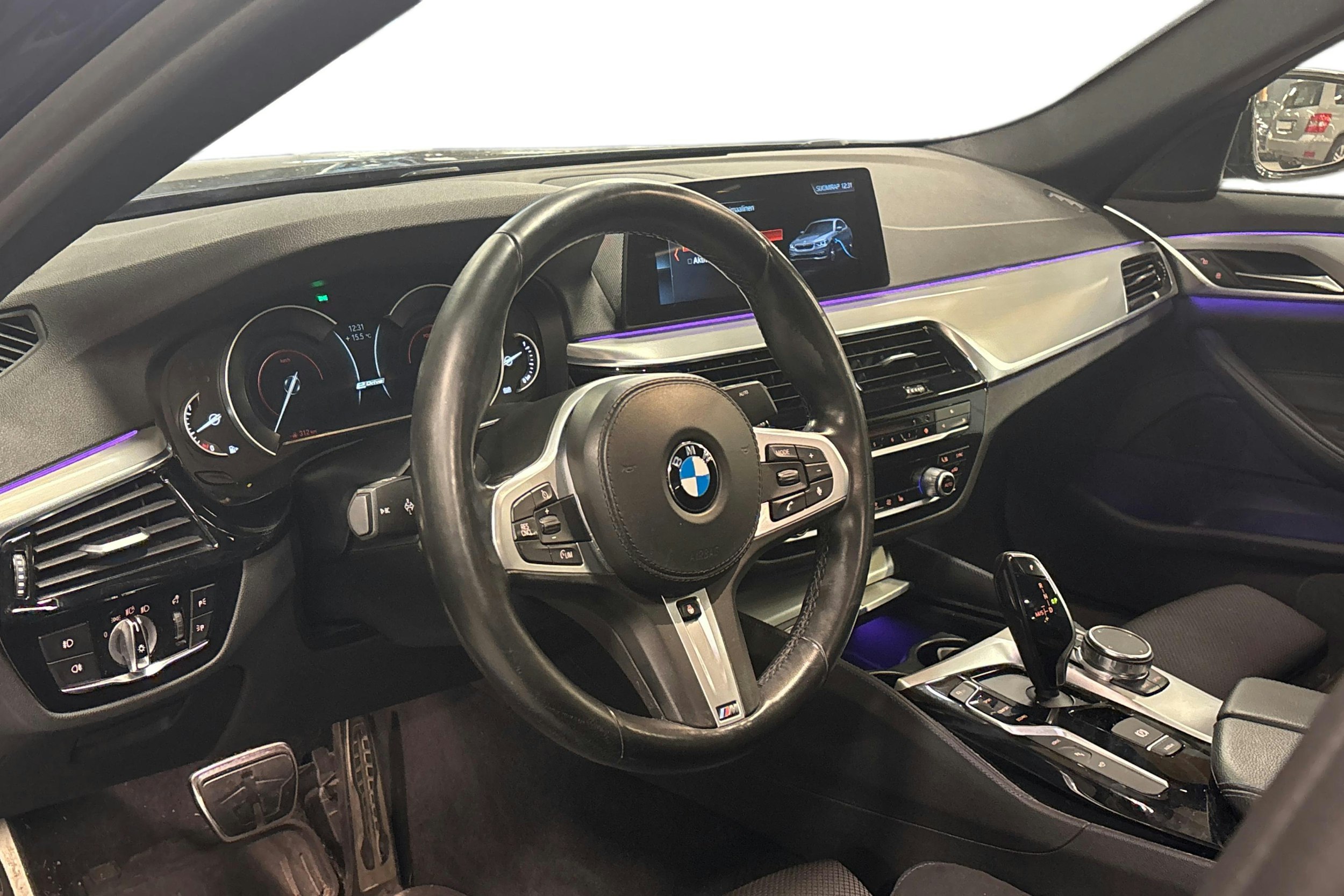 sininen BMW 530 2018 kuva 3.