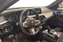 sininen BMW 530 2018 kuva 3.