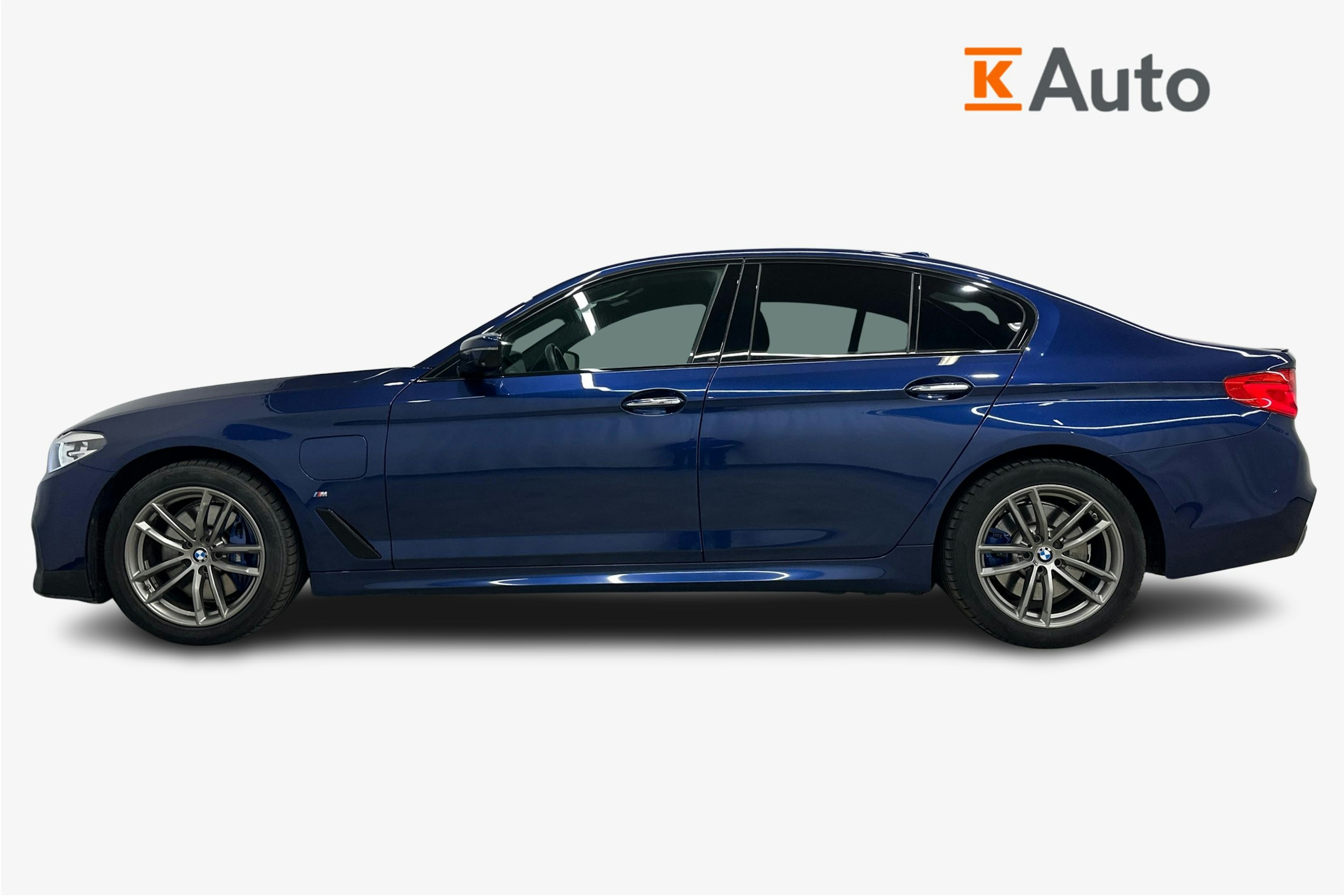 sininen BMW 530 2018 kuva 6.