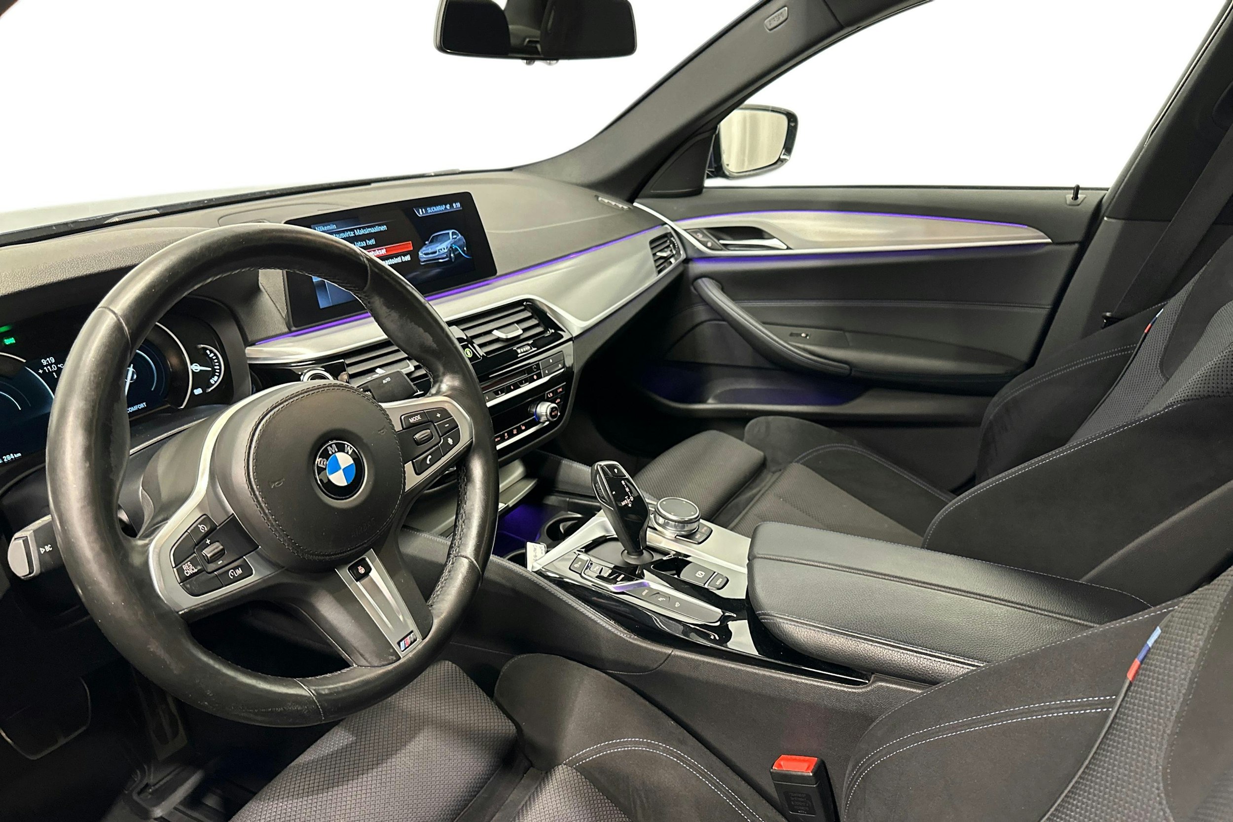 sininen BMW 530 2018 kuva 7.
