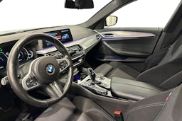 sininen BMW 530 2018 kuva 7.