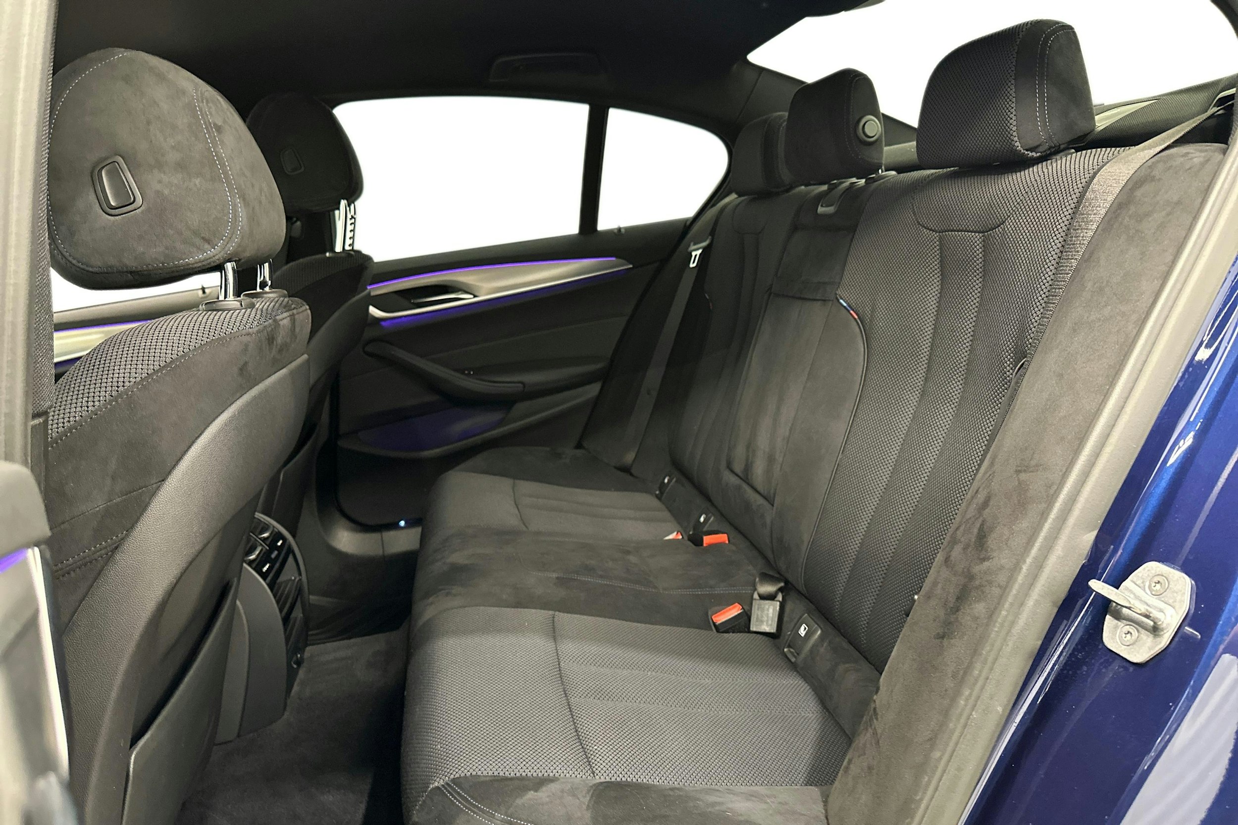 sininen BMW 530 2018 kuva 11.