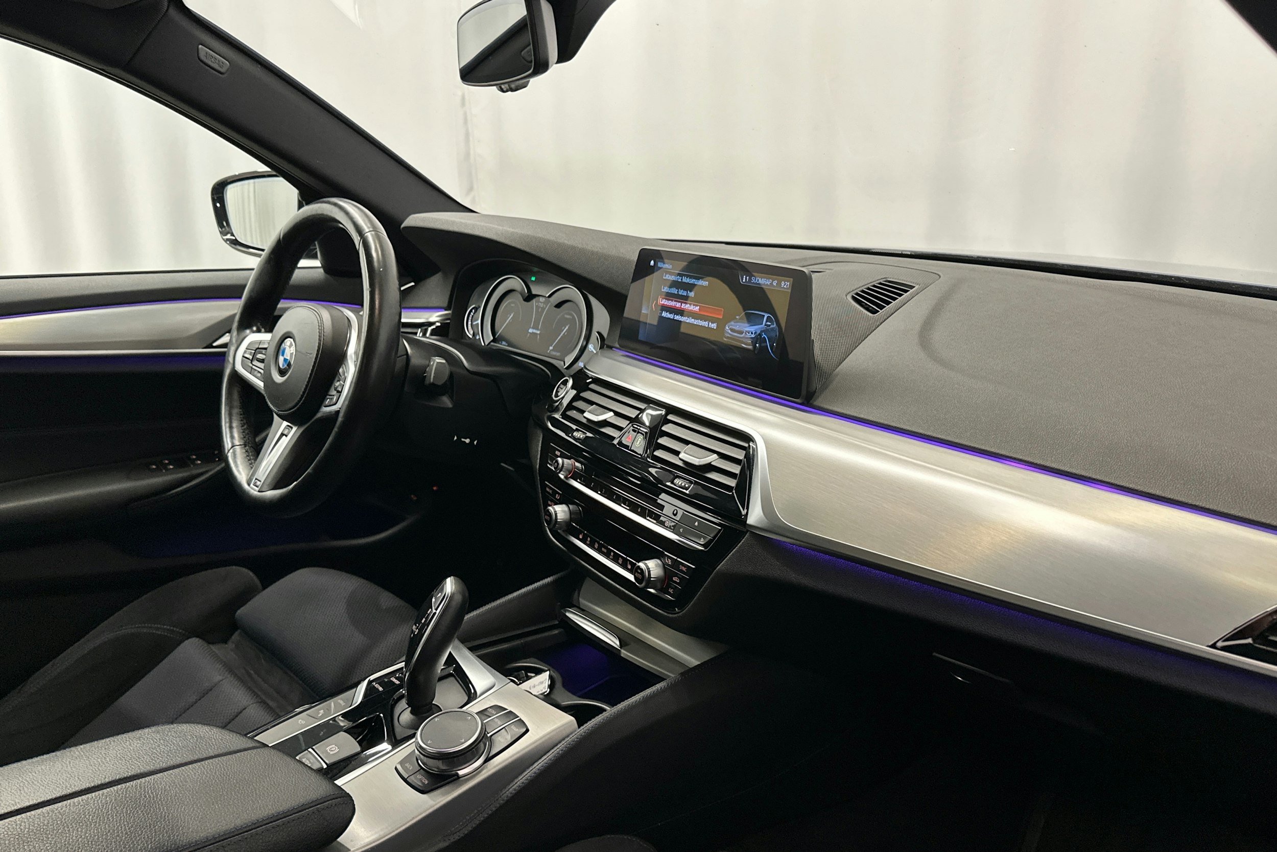 sininen BMW 530 2018 kuva 14.