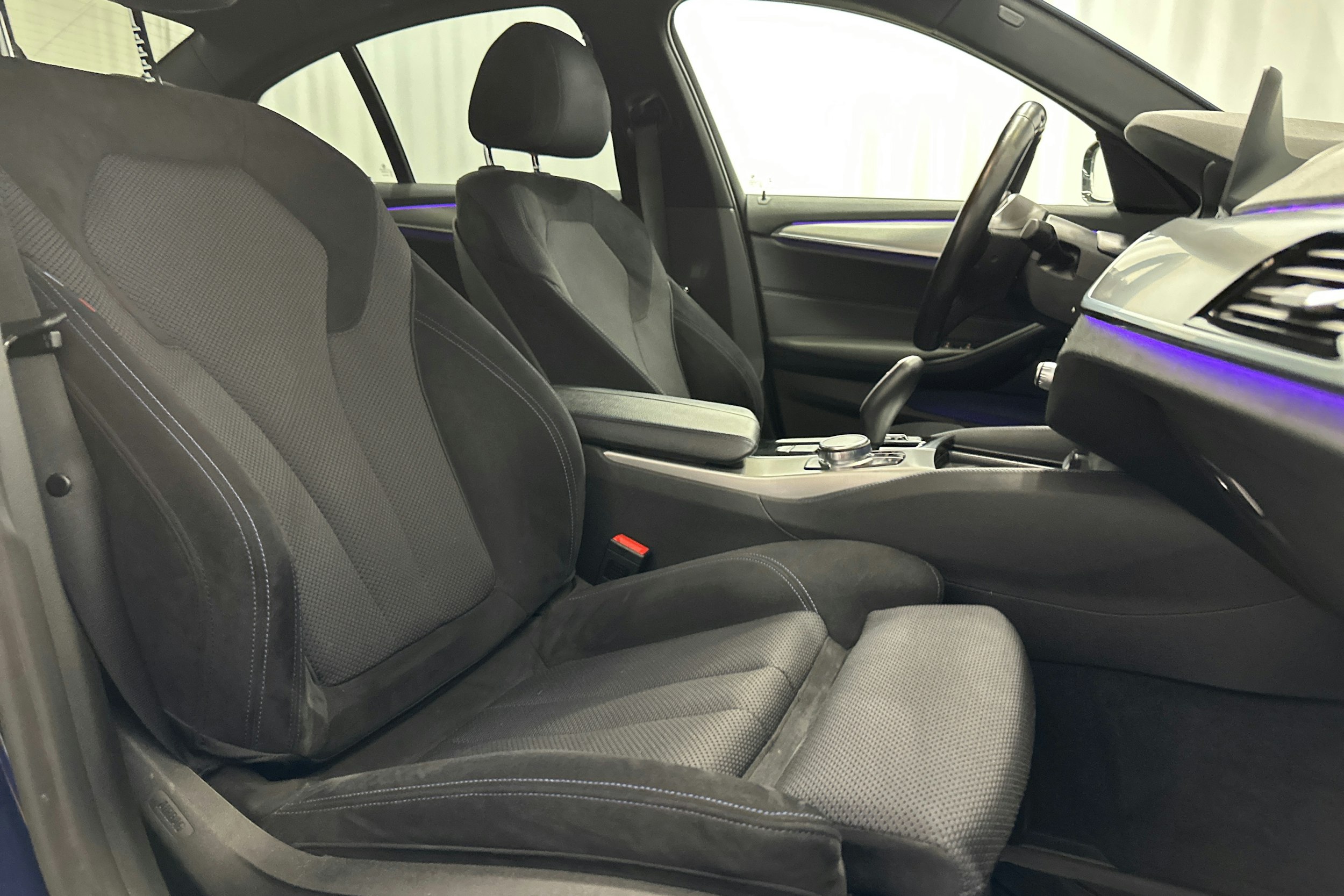 sininen BMW 530 2018 kuva 15.
