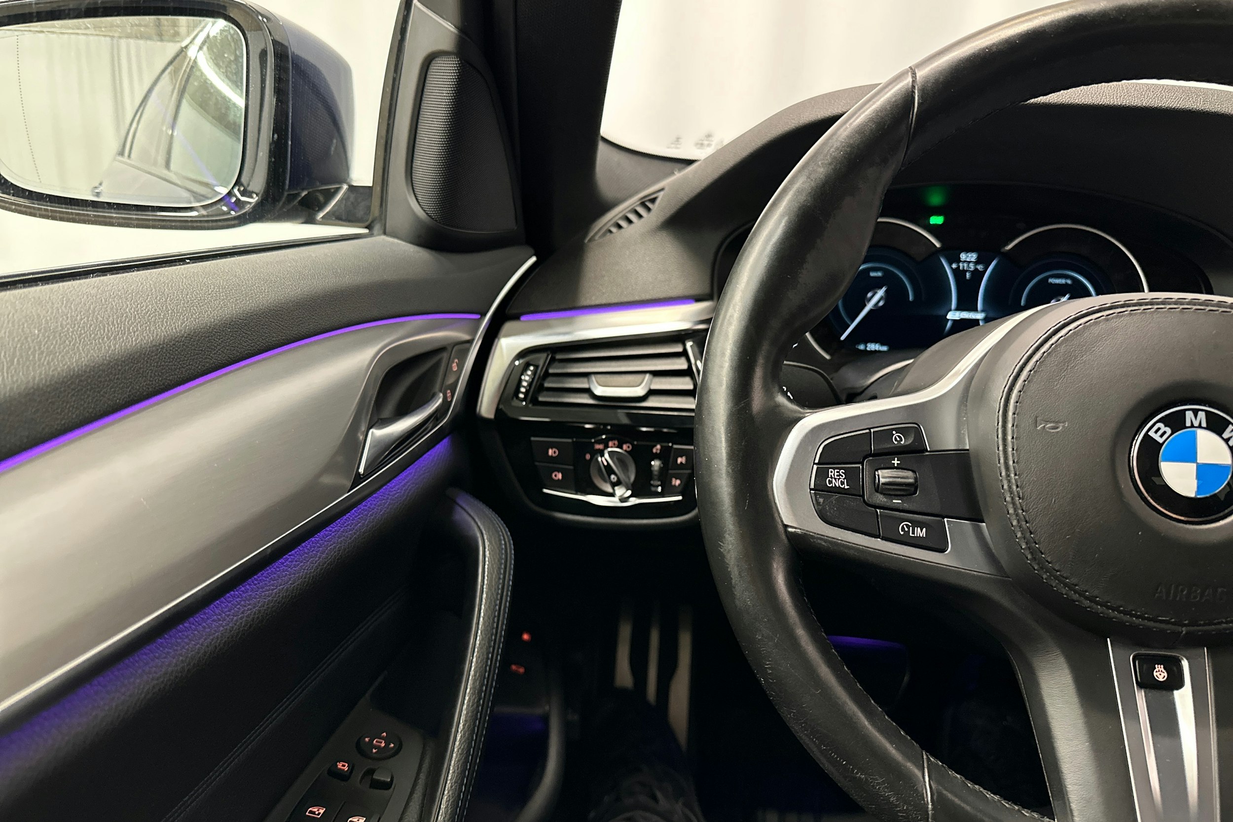 sininen BMW 530 2018 kuva 19.