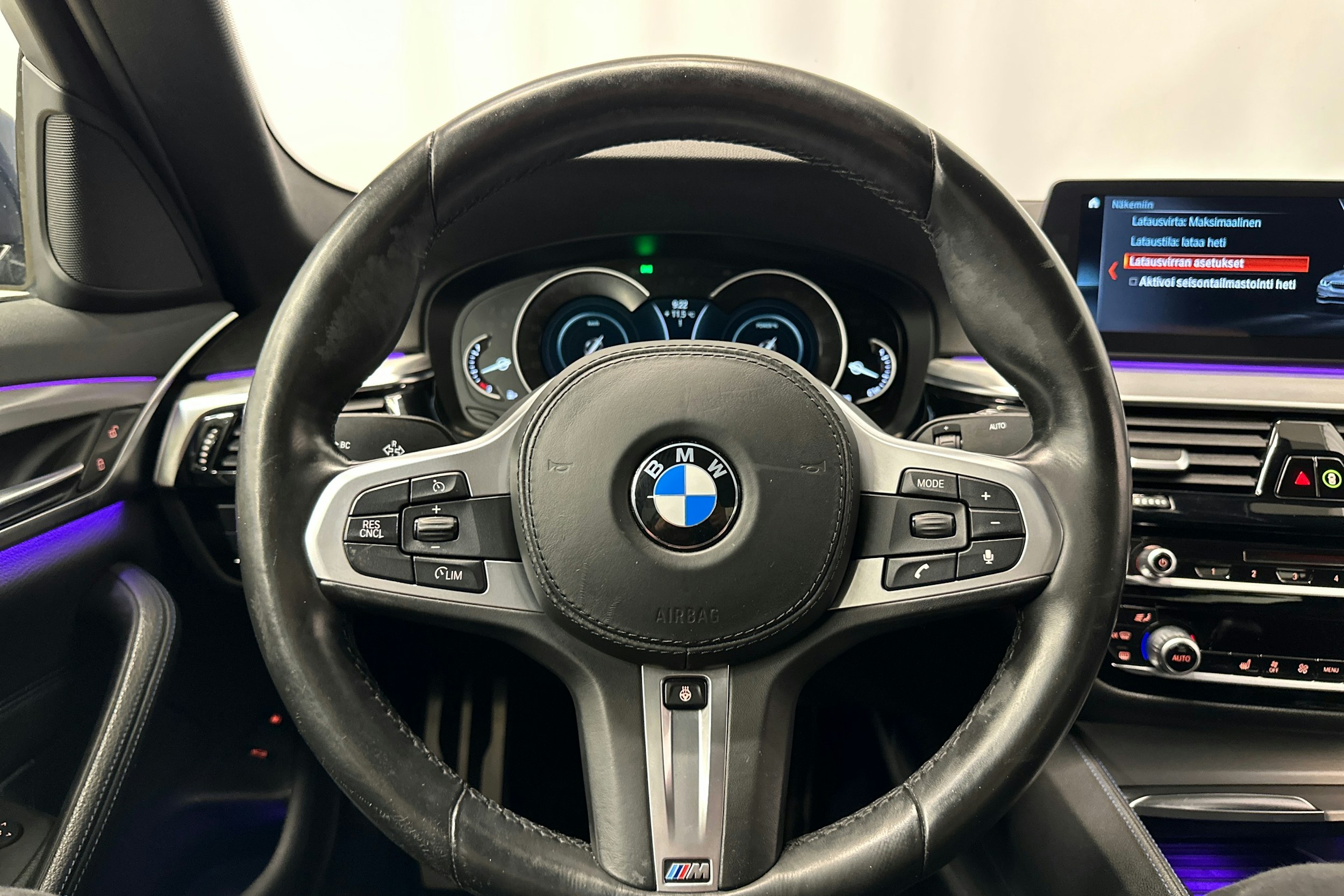sininen BMW 530 2018 kuva 21.