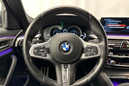 sininen BMW 530 2018 kuva 21.