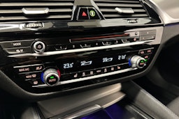 sininen BMW 530 2018 kuva 25.