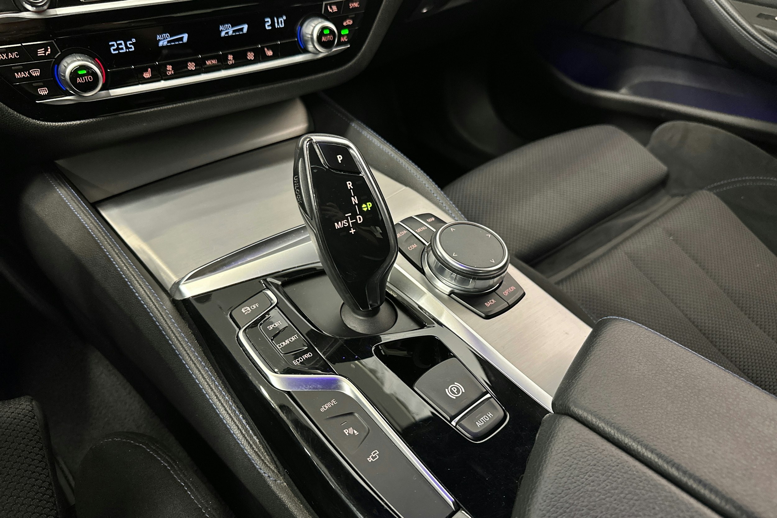 sininen BMW 530 2018 kuva 26.