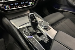sininen BMW 530 2018 kuva 26.