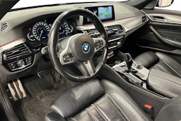 musta BMW 530 2018 kuva 7.