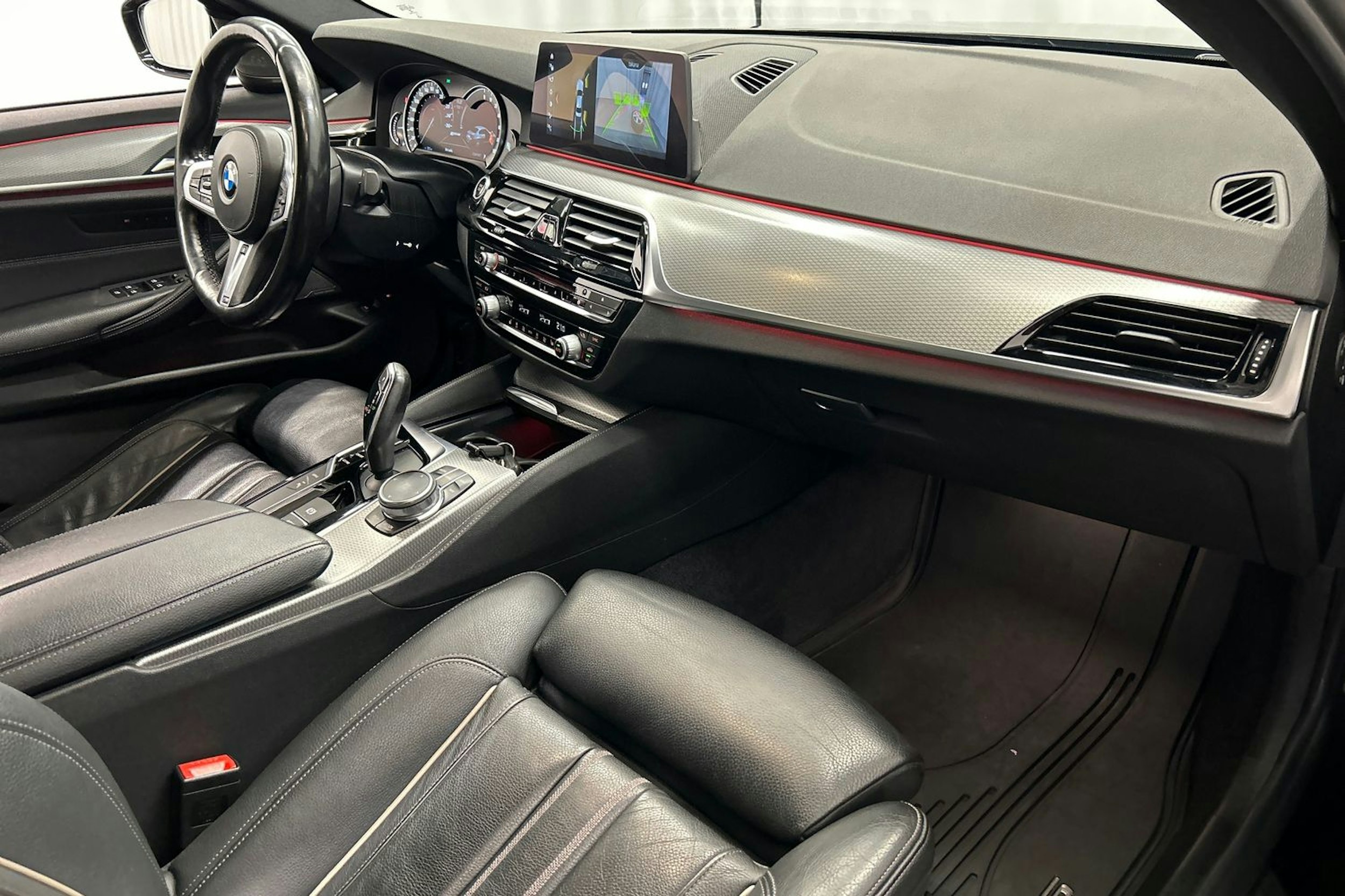 musta BMW 530 2018 kuva 16.