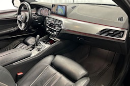 musta BMW 530 2018 kuva 16.