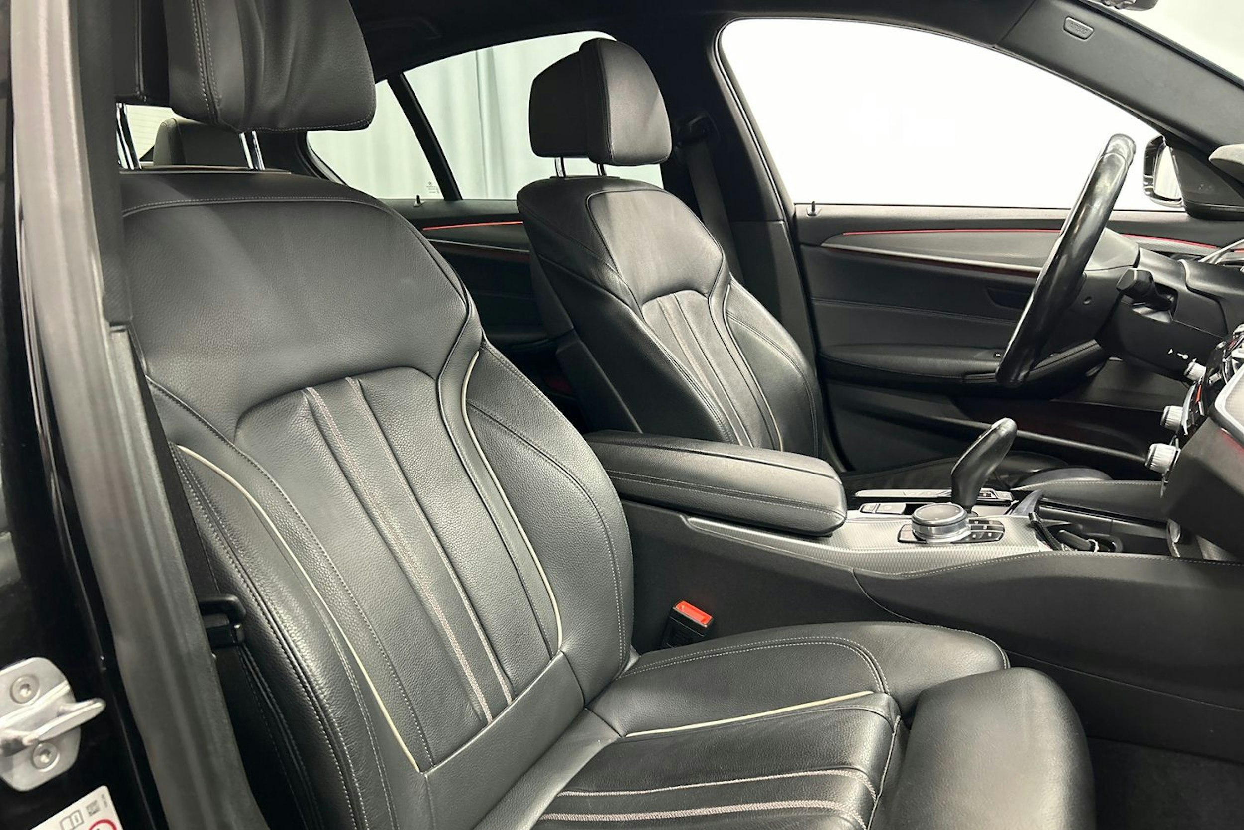 musta BMW 530 2018 kuva 17.