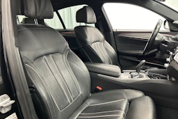 musta BMW 530 2018 kuva 17.
