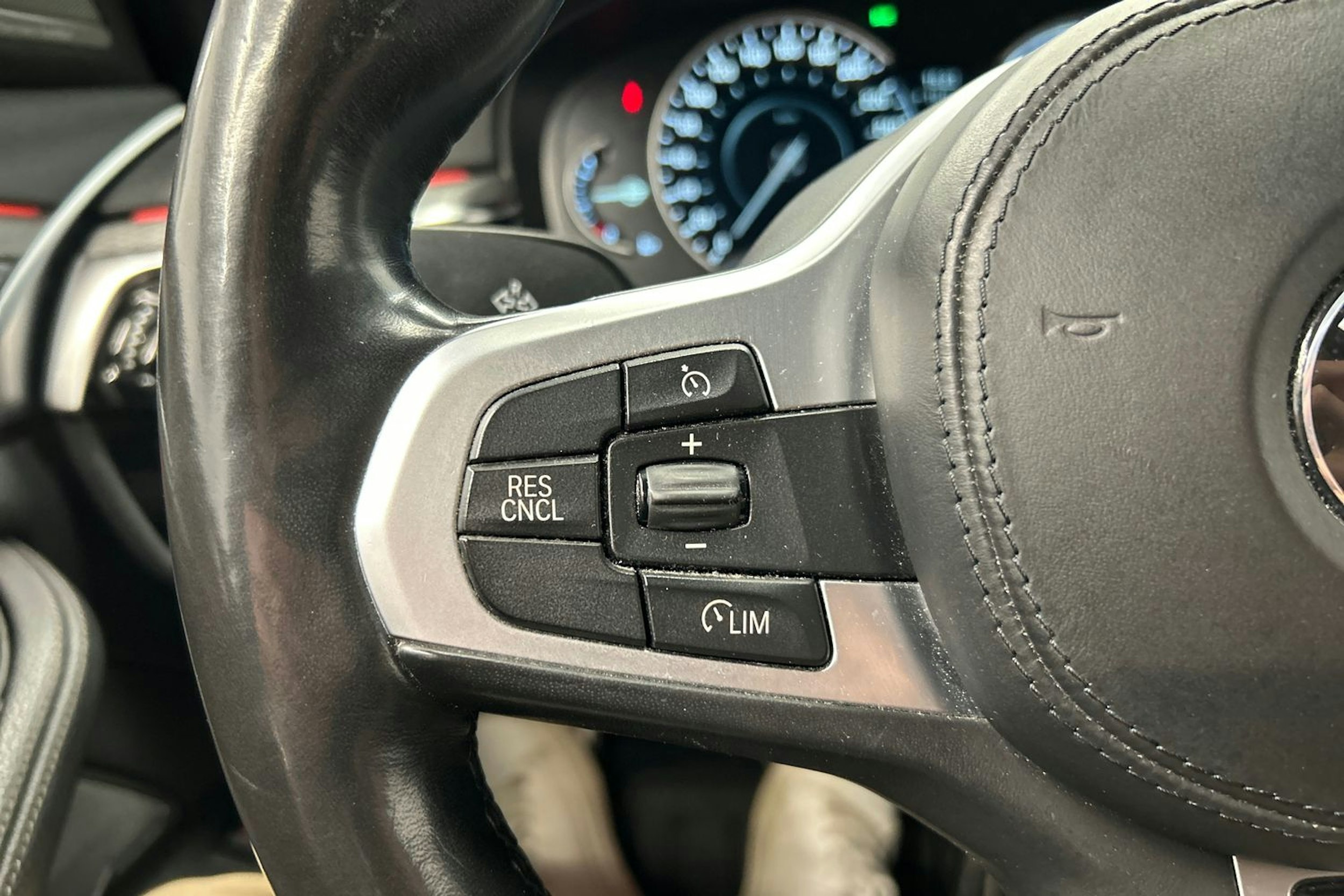 musta BMW 530 2018 kuva 21.