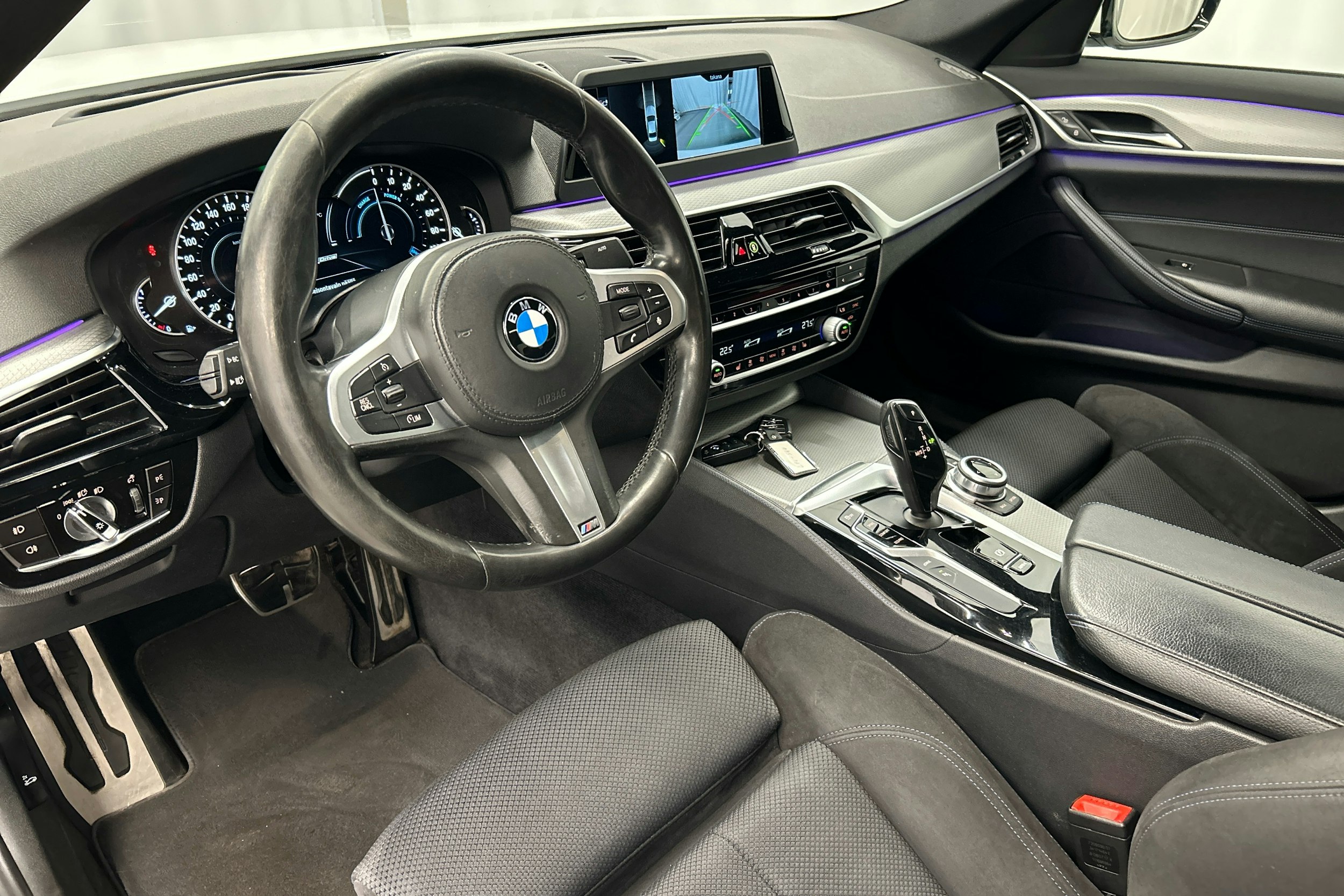 valkoinen BMW 530 2018 kuva 6.