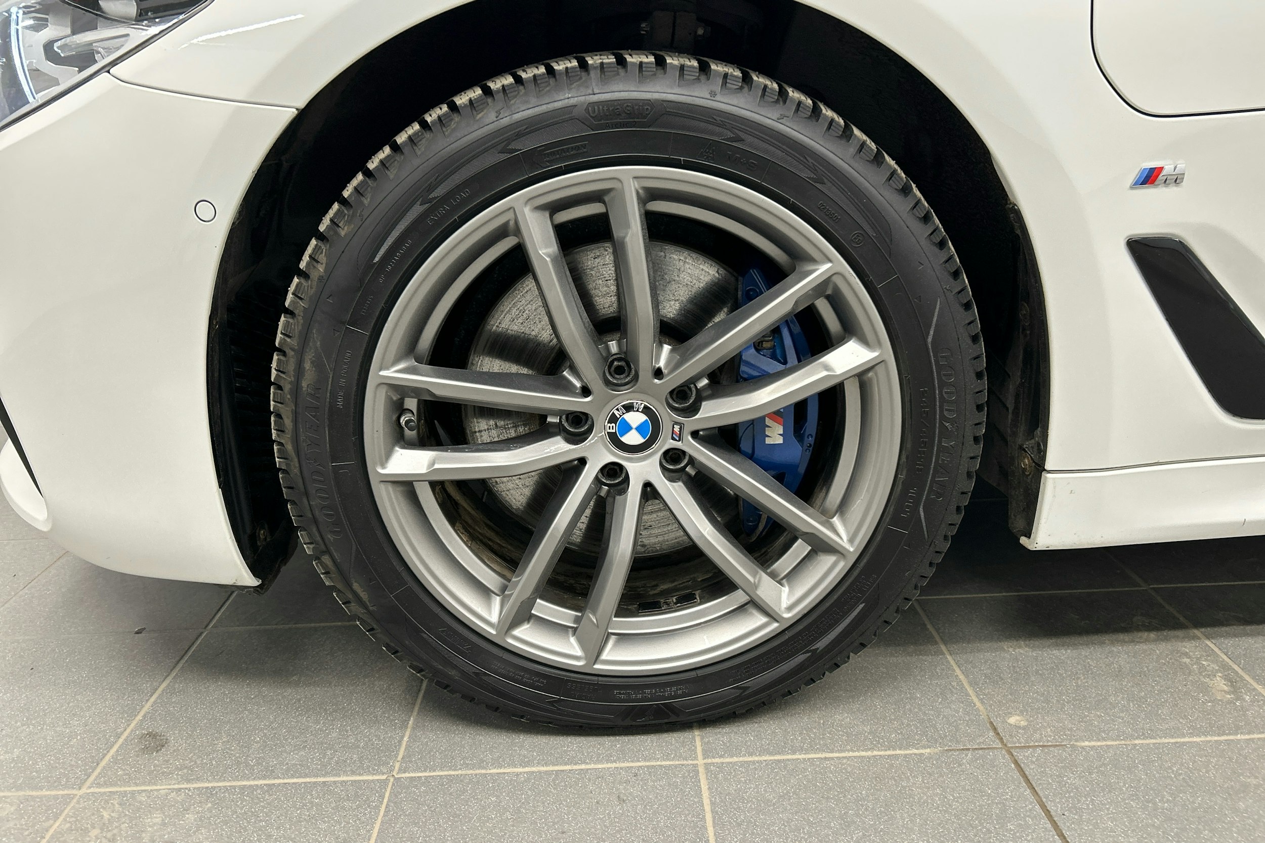 valkoinen BMW 530 2018 kuva 9.