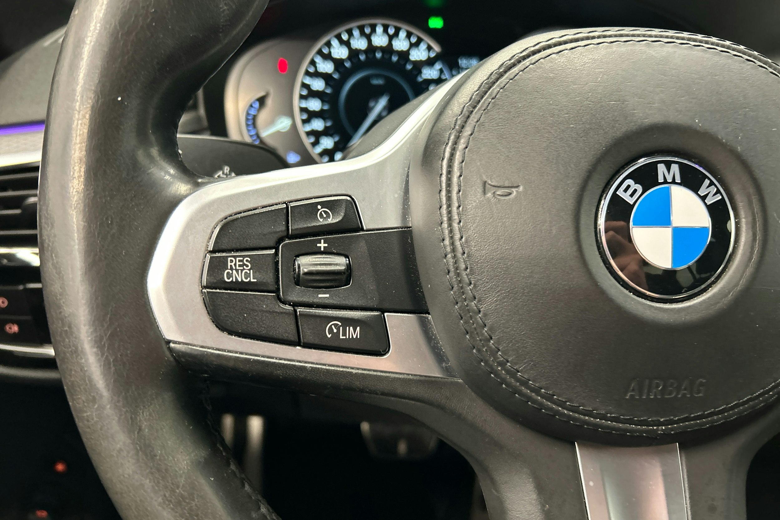 valkoinen BMW 530 2018 kuva 19.