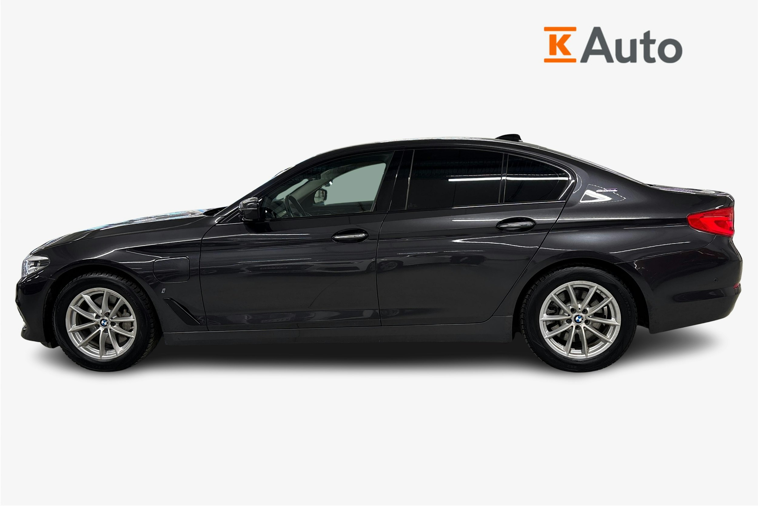 Harmaa BMW 530 2018 kuva 6.