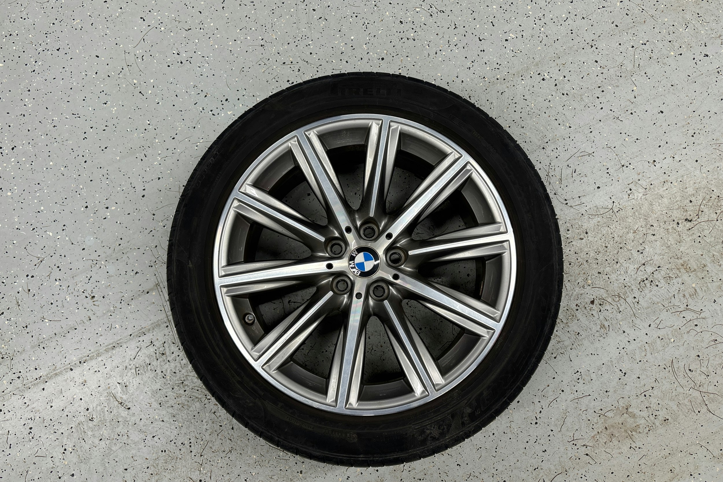 Harmaa BMW 530 2018 kuva 13.