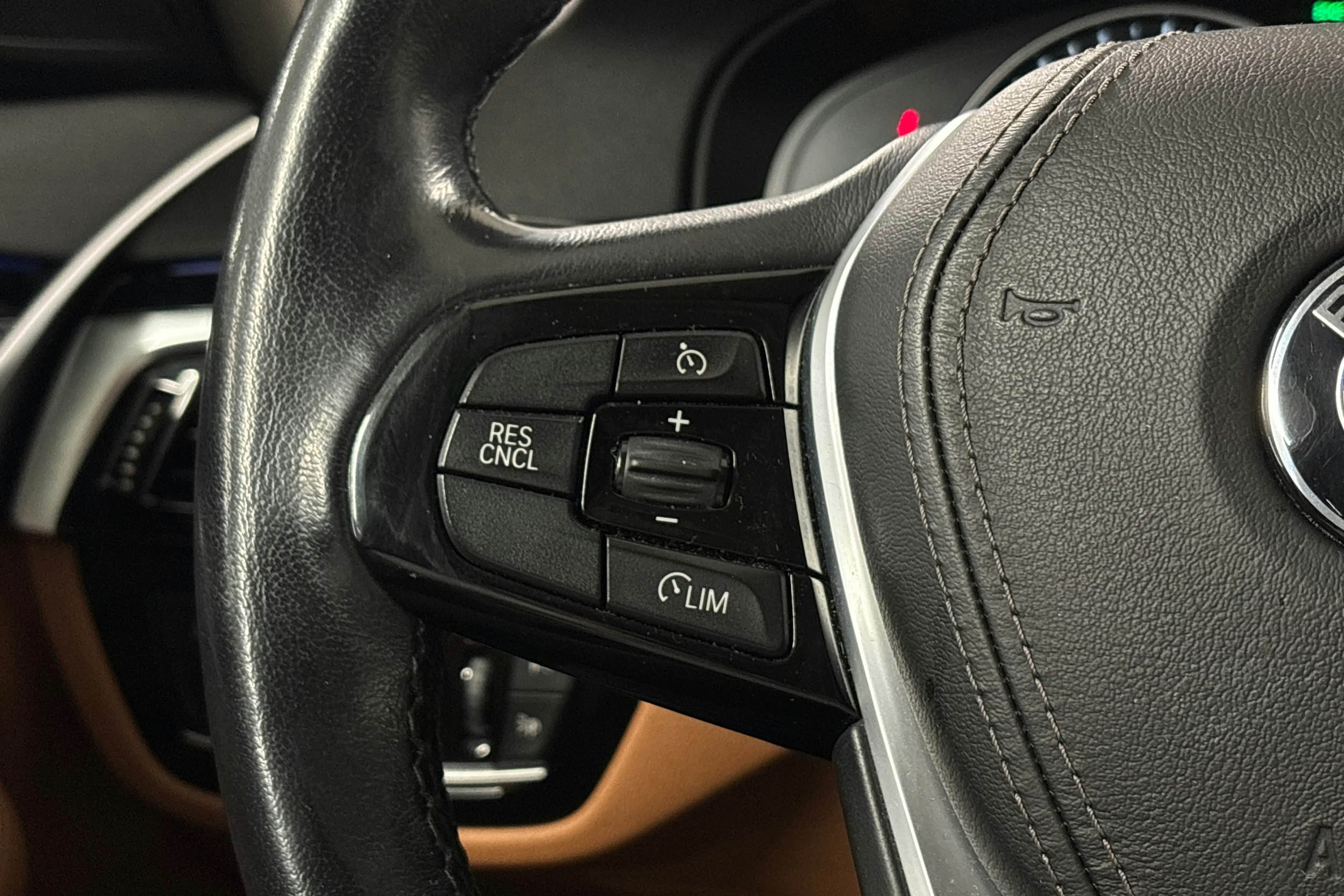 Harmaa BMW 530 2018 kuva 17.