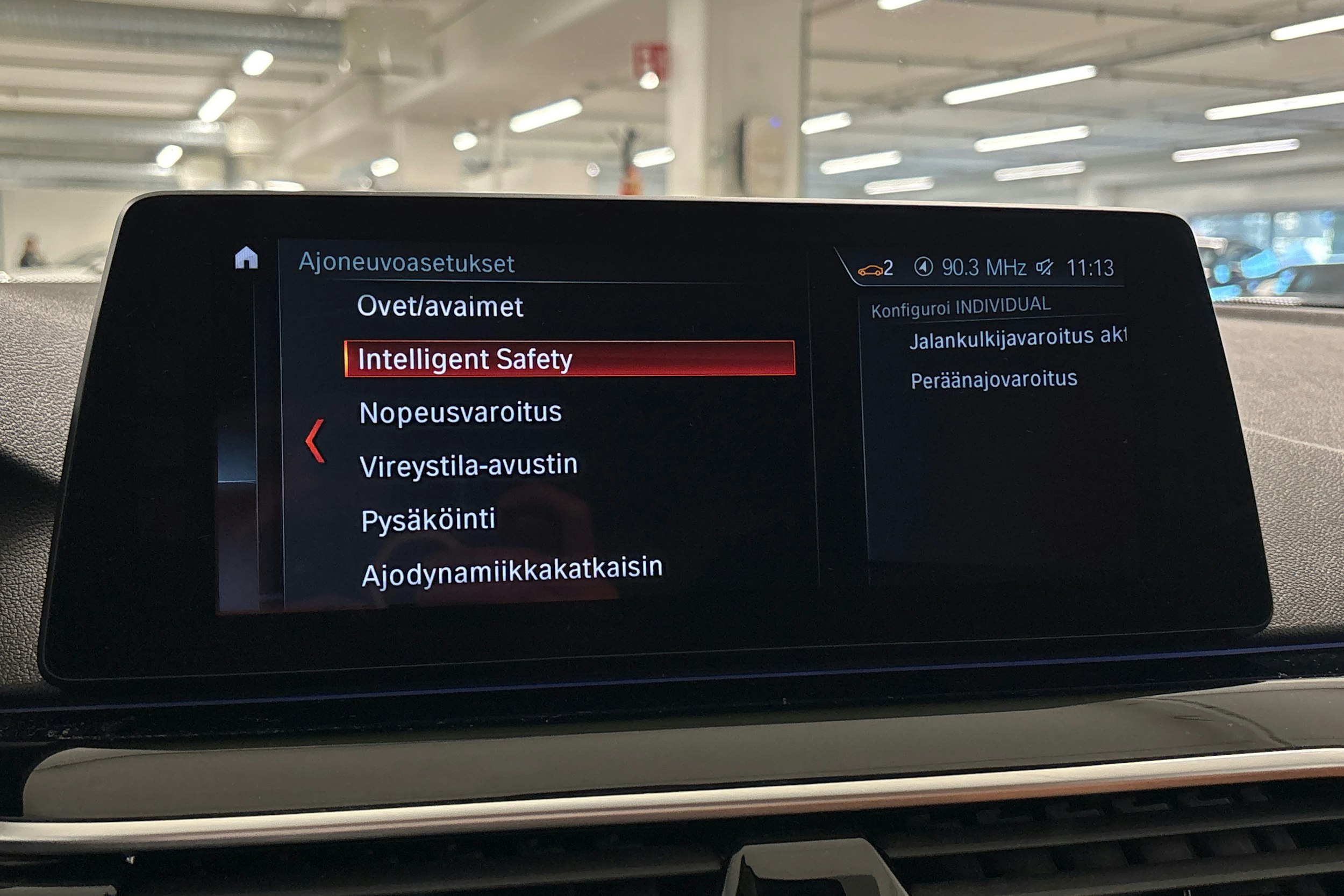 Harmaa BMW 530 2018 kuva 23.